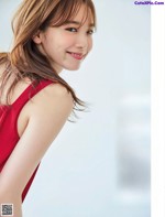 Marie Iitoyo 飯豊まりえ, FLASH 2020.12.01 (フラッシュ 2020年12月01日号) A woman in a red dress posing for a magazine.