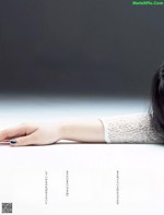 Riho Sayashi 鞘師里保, FLASH 2020.12.01 (フラッシュ 2020年12月01日号) A woman's hand resting on a table with a black background.